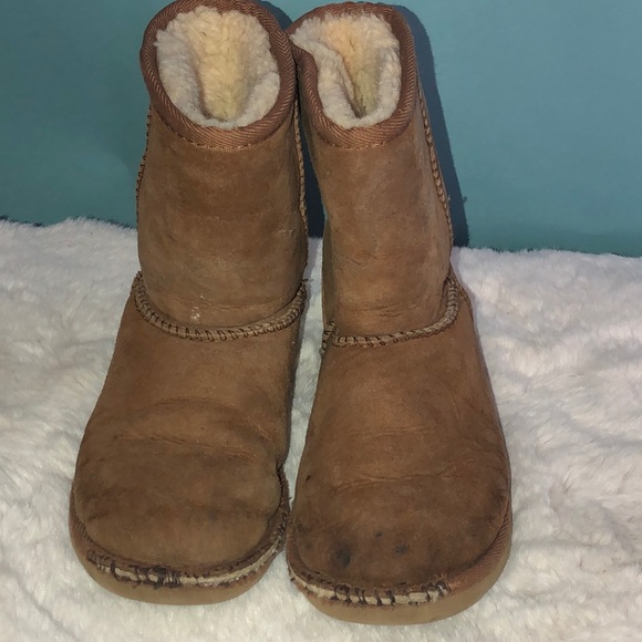 COPY - Girls Classic UGGS - Picture 2 of 10